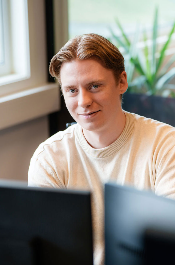 Portrett av Jonas J, utvikler i VinnVinn Reklame